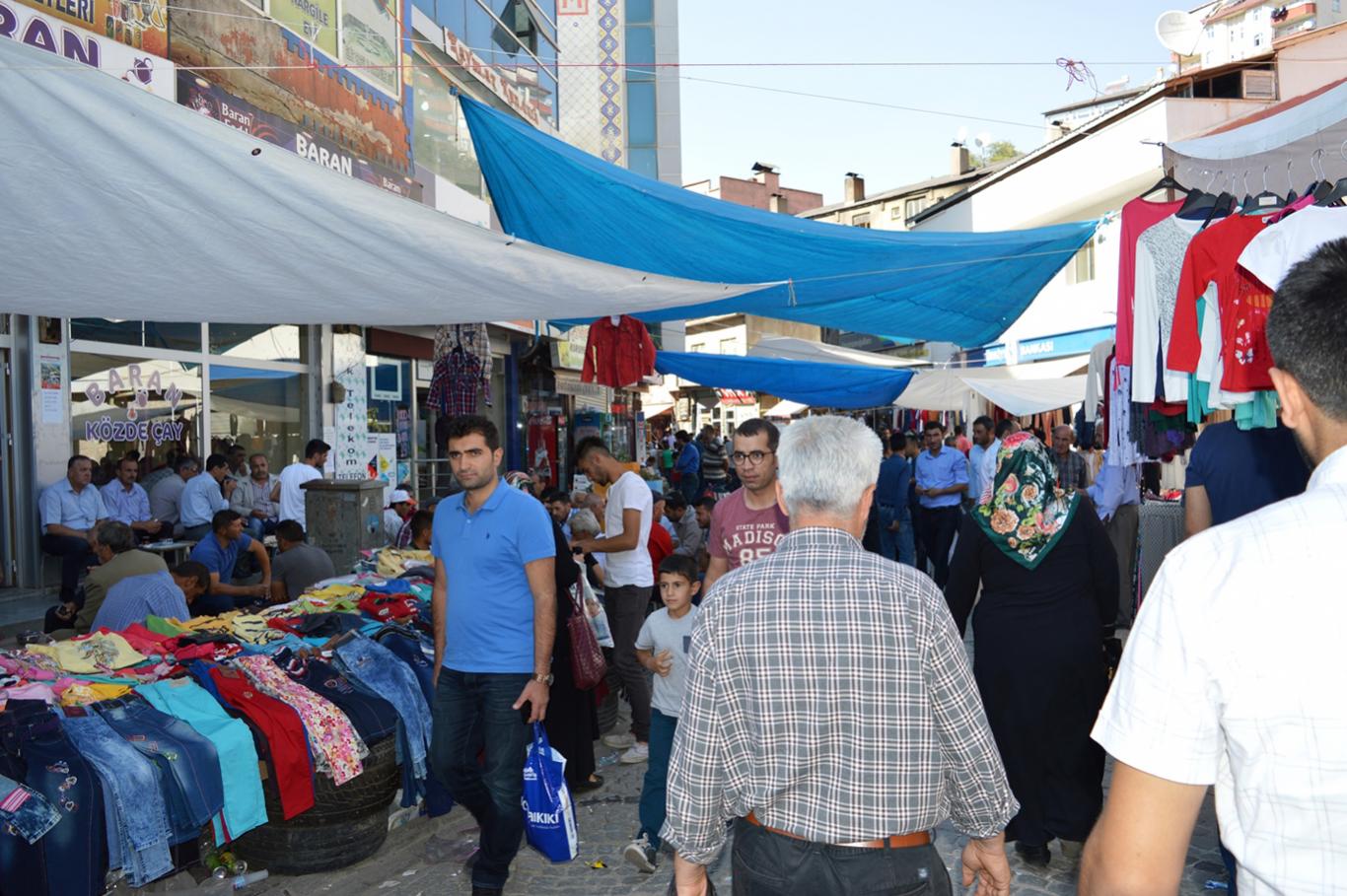 Bayrama saatler kala çarşı pazarda hareketlilik artı Bayrama saatler kala çarşı pazarda hareketlilik artı